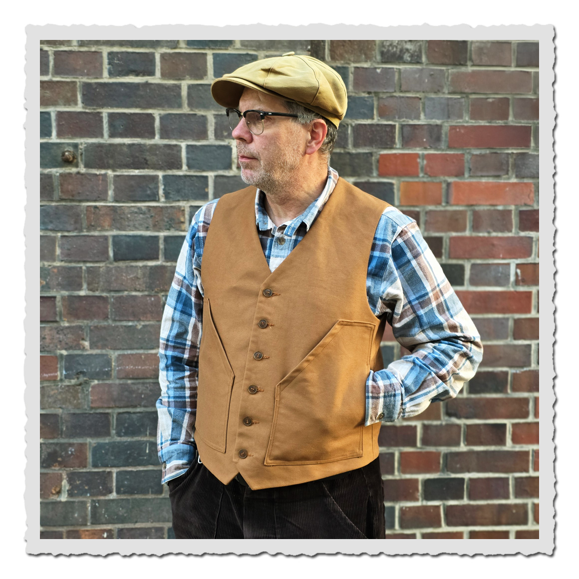 Mann trägt die Retronia Workwear Weste Erwin – klassische Baumwollweste in Braun mit Taschen